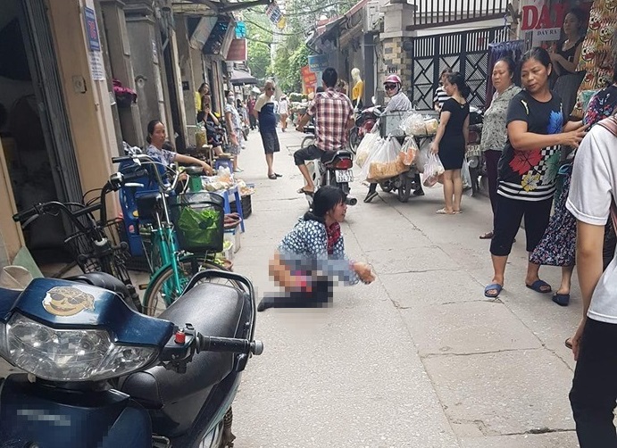 Người phụ nữ lột đồ giữa đường khi bị bắt quả tang ăn trộm.