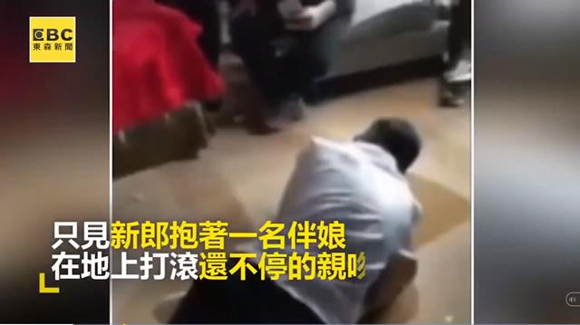 Chú rể đè cô phù dâu xuống đất rồi thản nhiên hôn.