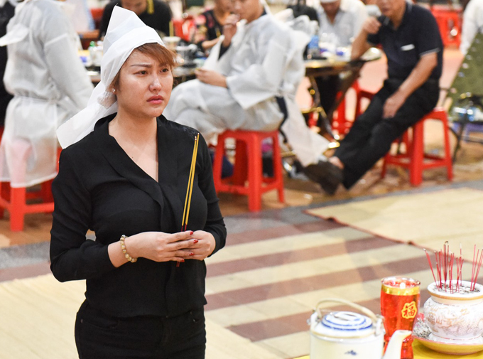Sau vài ngày nằm bệnh viện thì bố của Phi Thanh Vân đã ra đi mãi mãi. Sau 2 ngày khóc cạn nước mắt, giờ cô phải nén nỗi đau để tổ chức tang lễ cho bố. Túc trực bên linh cữu bố, Phi Thanh Vân trông khá tiều tụy, mệt mỏi, nước mắt cô không ngừng rơi mỗi khi nhớ về người bố đã khuất.    
