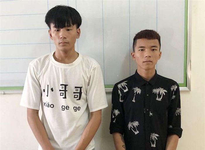 Hai đối tượng tại cơ quan công an.