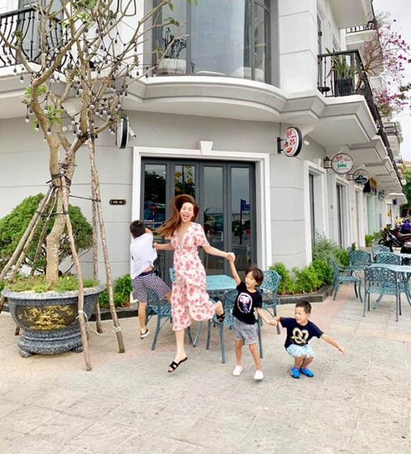 Ở bức ảnh trước đó, nữ ca sĩ cũng để lộ phần eo hơn bình thường.     