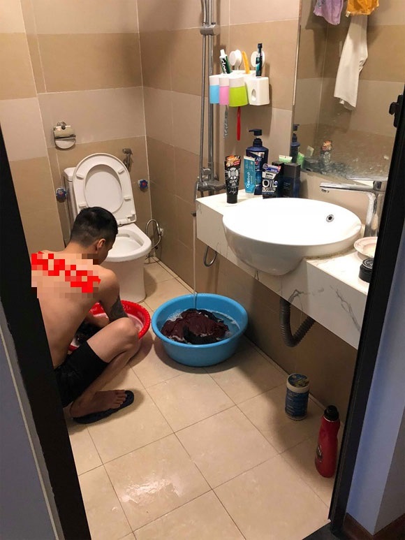 Anh chồng chăm chỉ giặt quần áo cho vợ.