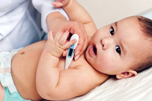 Khi trẻ sốt cao cần điều trị kịp thời tránh tình huống xấu