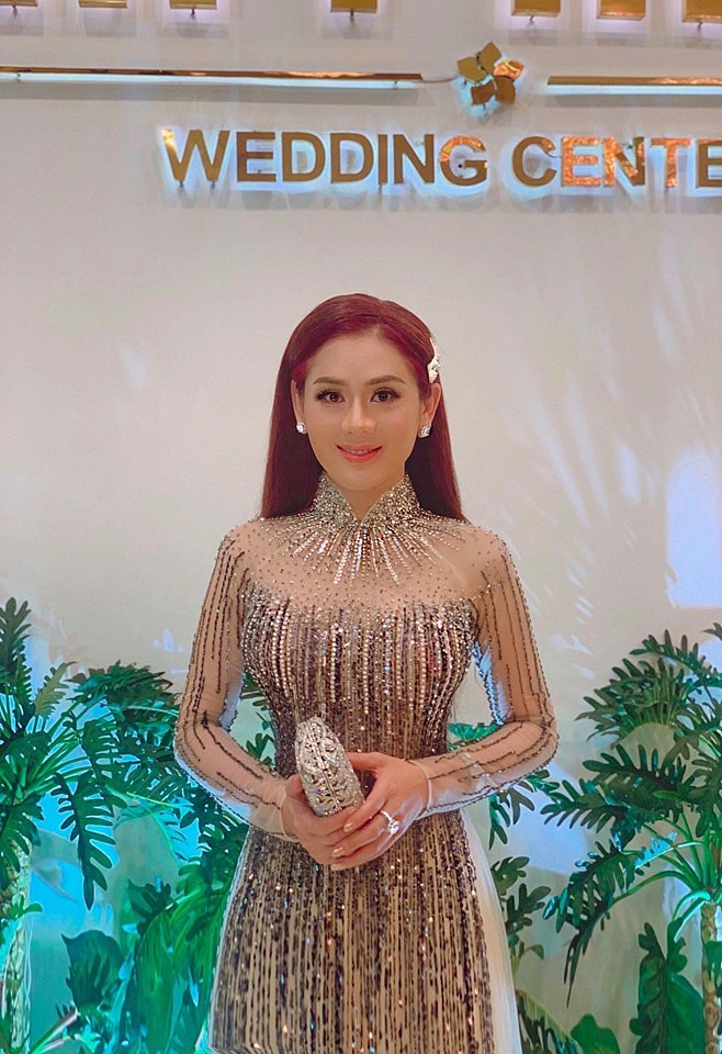Lâm Khánh Chi khoe được vóc dáng thon gọn, vòng eo “con kiến” trong tà áo dài này. Cô chọn thả Shbet123 Link Vào ShBet Mới Nhất dài đơn giản để tôn thêm vẻ nữ tính. Ngoài ra, đôi hoa tai và nhẫn bằng kim cương cũng khiến mọi người “hoa cả mắt”.    