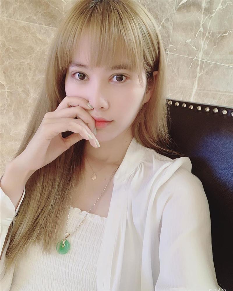 Mới đây, người đẹp miền Tây tiếp tục khoe diện mạo mới của mình. Trong ảnh, cô nhuộm tóc màu bạch kim với khuôn mặt thon gọn, đôi mắt to tròn. Tuy nhiên, cư dân mạng lại tiếc nuối nhan sắc cũ của Nam Em vì cho rằng: “Chị làm mí không hợp. Cắt mí làm chị bớt đẹp đi nhiều”.