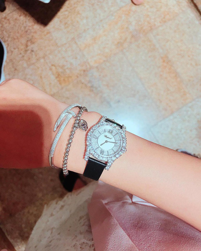 Phạm Hương liên tục khoe sở hữu nhẫn kim cương và nhiều phụ kiện đắt đỏ đã gián tiếp chứng minh Shbet16 chơi game trực tuyến xa hoa của cô nàng tại trời Tây.    