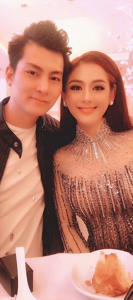 Ông xã Phi Hùng cũng “tháp tùng” Lâm Khánh Chi đi dự tiệc cưới. Từ ngày kết hôn cho đến nay thì bất cứ lúc nào cũng thấy hai vợ chồng song hành với nhau dù đó là đi diễn, đi quay hình, về quê thăm Shbet111 slot, casino, thể thao, xổ số,….    
