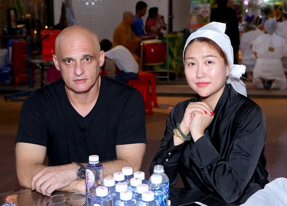 Dù cả hai đã ly hôn 5 năm nhưng Thierry Blanc vẫn giữ trọn tình nghĩa, đến tiễn đưa bố vợ lần cuối. Hành động này của chồng Tây Phi Thanh Vân khiến nhiều cư dân mạng xúc động và dành nhiều lời khen cho anh. Bởi đã hết duyên vợ chồng nhưng anh vẫn giữ được cái nghĩa và cái đạo làm người.