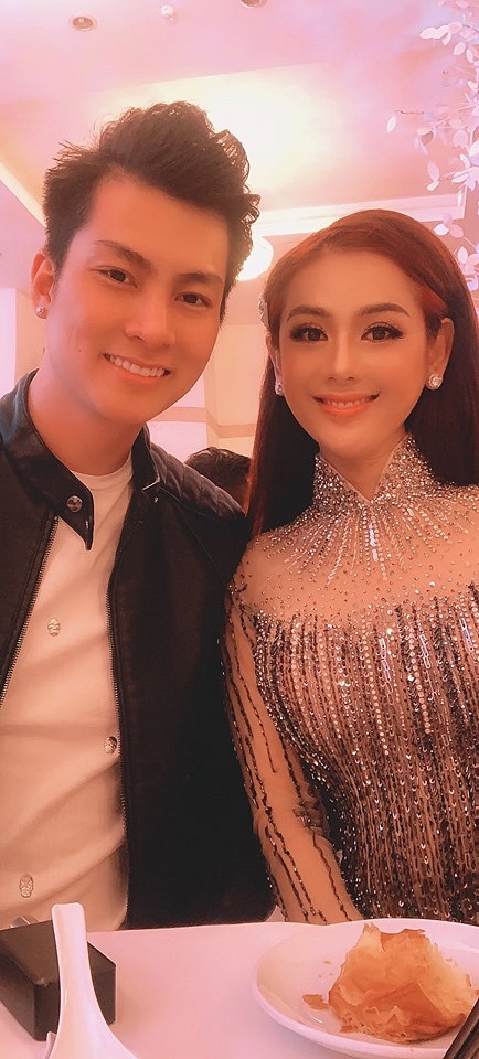 Đã từng rất nhiều lần cặp đôi này kể họ “dính” nhau 24/24 nhưng chưa khi nào cảm thấy chán. Mà việc đi cùng nhau giờ đây là một thói quen khó bỏ.    