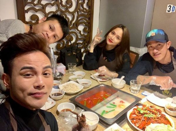 Mới đây, trên trang Instagram của mình, Hương Giang bất ngờ chia sẻ bức ảnh ăn tối cùng những người bạn và có cả Criss Lai. Trong bức hình có thể thấy Hương Giang và Criss đang ngồi cạnh nhau vô cùng vui vẻ selfie cùng những người bạn.