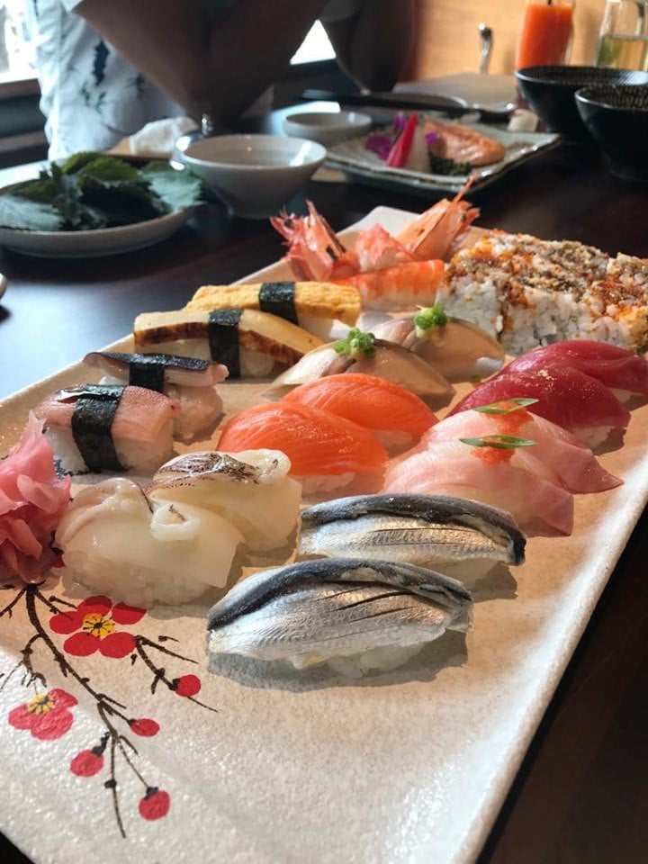 Món sushi ngon miệng tại cửa hàng.