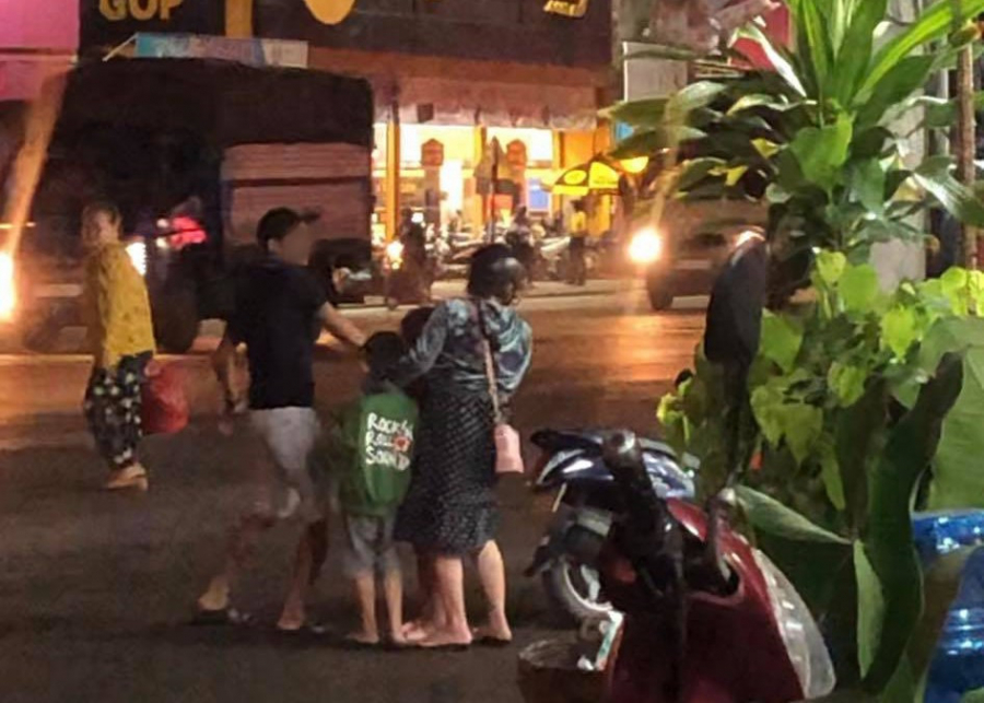 Chồng đánh vợ bầu giữa đường.