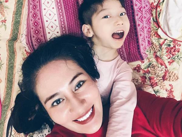 Minh Cúc rời xa nghệ thuật 10 năm vì chăm sóc con trai đau ốm