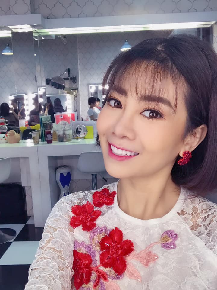 Ngoài thời gian điều trị, Mai Phương thường tranh thủ chạy show, bán hàng online để kiếm thêm thu nhập.    