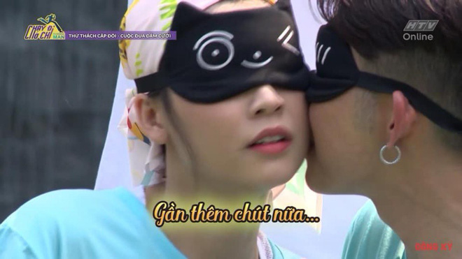 Sam và Jun liên tục có những hành động thân thiết.    
