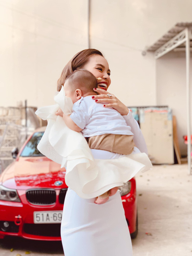 Mới đây, Giang Hồng Ngọc đã chia sẻ thêm hình ảnh về con trai lên trang cá nhân nhưng được chụp từ phía sau. Tuy nhiên thông qua hình ảnh này có thể thấy, con trai Giang Hồng Ngọc đã cứng cáp, bụ bẫm hơn rất nhiều.