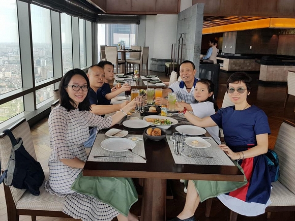 Nhà báo Lại Văn Sâm lần đầu đăng ảnh có mặt bà xã kể từ ngày sử dụng mạng xã hội facebook.