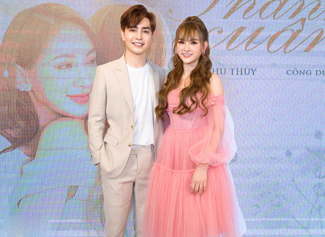 Trước báo chí, Thu Thủy dành những lời có cánh khi nói về bạn trai kém tuổi. Cô xúc động trước tình cảm và sự quan tâm của bạn trai suốt thời gian qua.