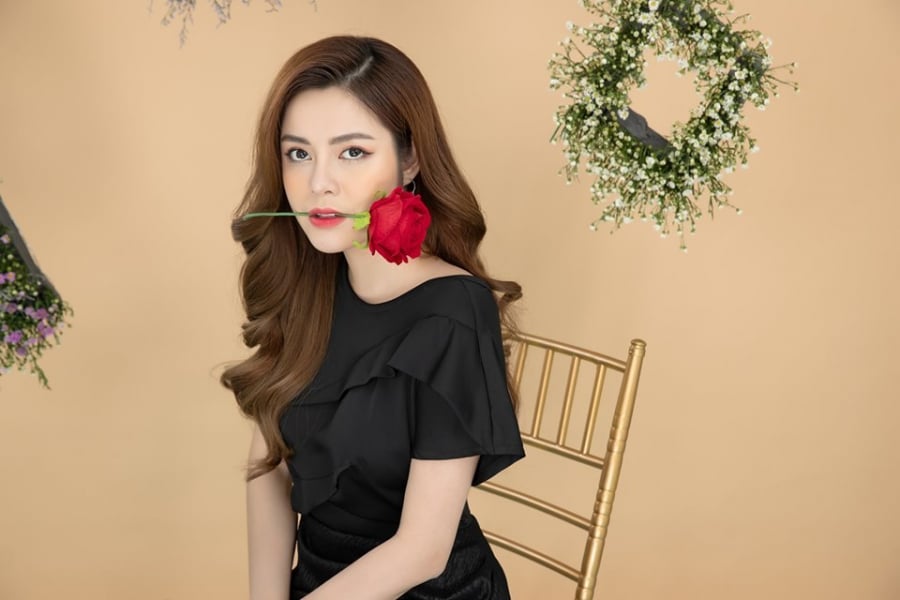 Ngoài đời cô nàng đến từ Tuyên Quang luôn thu hút với những shoot hình ấn tượng.   