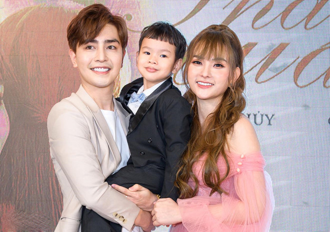 Bạn trai rất thân thiết với con trai riêng của Thu Thủy.