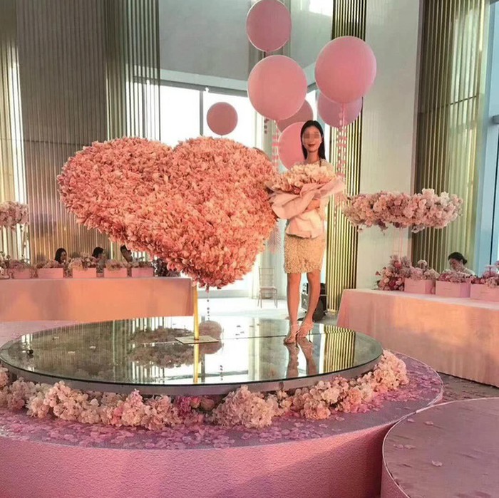 Cô gái hạnh phúc bên món quà của mình.
