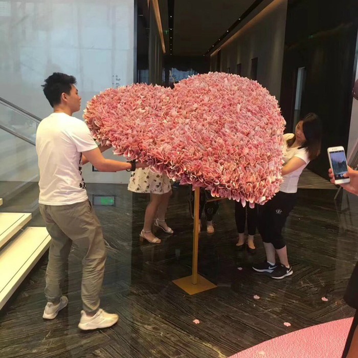 Trái tim được kết bằng tiền thật mà chàng trai dành tặng người yêu.