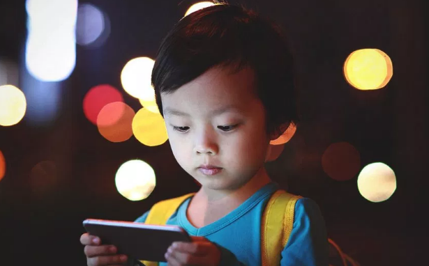 Trẻ xem nhiều điện thoại dễ béo phì mắc tim mạch