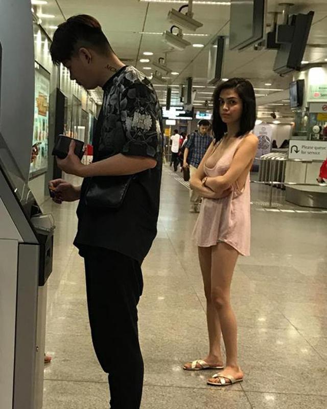 Cô gái thậm chí không mặc cả nội y.