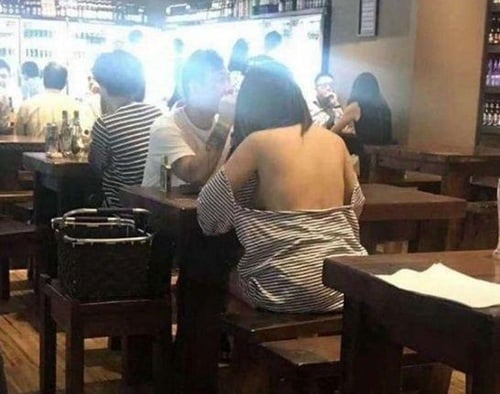 Khi cô gái ngồi xuống mọi người lại càng 