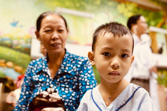 Cậu bé bị bố mẹ bỏ rơi, chỉ sống với bà nội và đã trải qua ba lần Shbet888 tiền thưởng cực khủng tim.