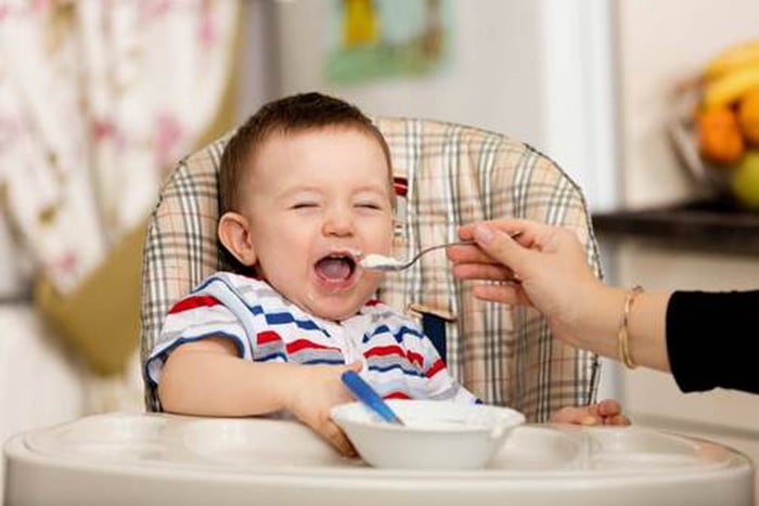 Đừng cho trẻ ăn dặm chỉ bằng nước hầm xương
