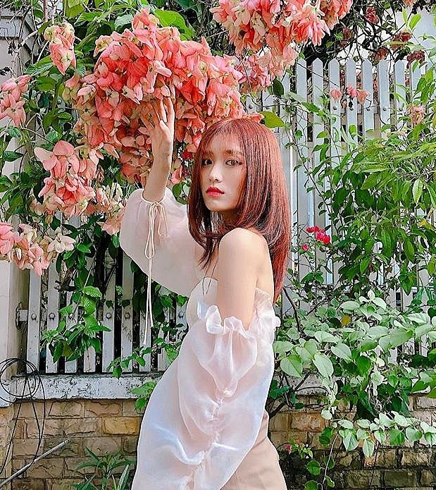 Những cô gái “bánh bèo” có thể tham khảo ý tưởng mix đồ của giọng ca 10X Han Sara. Gần đây, nữ ca sĩ bị nhận xét quá gầy gò. Nhiều ý kiến cho rằng cô ép cân quá đà để có được vòng eo 53 cm như hiện tại.    