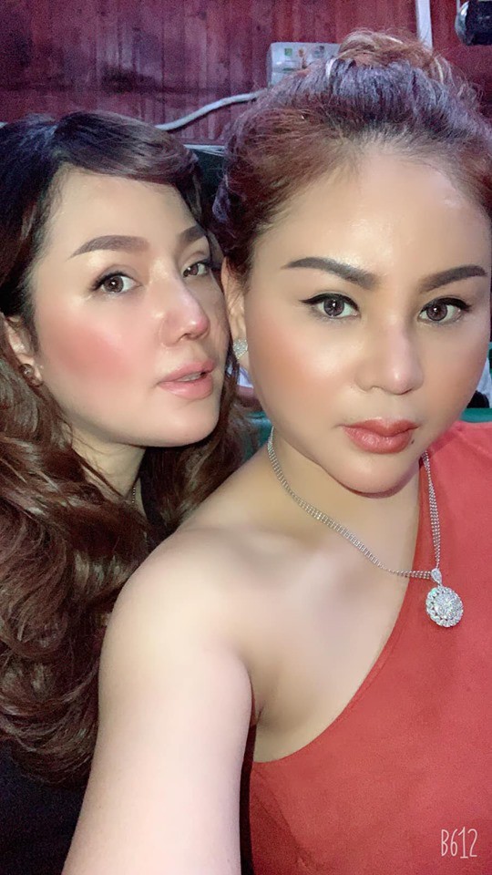Mới đây, trên trang cá nhân của mình nữ nghệ sĩ đã khiến khán giả xém nhận không ra với hình ảnh vô cùng khác lạ. Cụ thể, có thể thấy phần cằm của cô trở nên thon gọn, đôi môi căng bóng, đầy đặn hơn, khuôn mặt còn sưng để lộ dấu hiệu vừa can thiệp dao kéo.