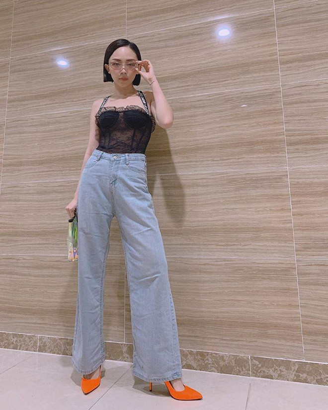Là tín đồ của kiểu áo corset, Tóc Tiên trổ tài mix&match với quần denim ống rộng, chấm phá bằng giày cao gót tông cam cà rốt.