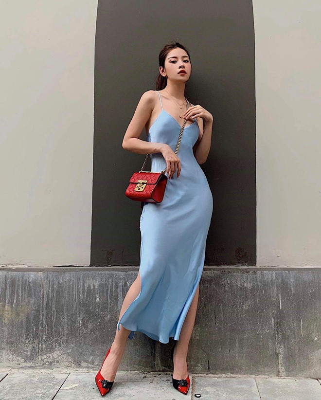 Trái ngược với những người đẹp ưa chuộng phong cách nữ tính, nhiều sao Việt lại khoe vóc dáng gợi cảm cùng crop-top hở eo hay đầm cắt xẻ. Chi Pu quyến rũ với đầm lụa xẻ tà tông xanh pastel tươi sáng. Giày cao gót Versace và túi Gucci tiệp màu trở thành cặp phụ kiện hoàn hảo giúp bộ cánh nổi bật hơn. 