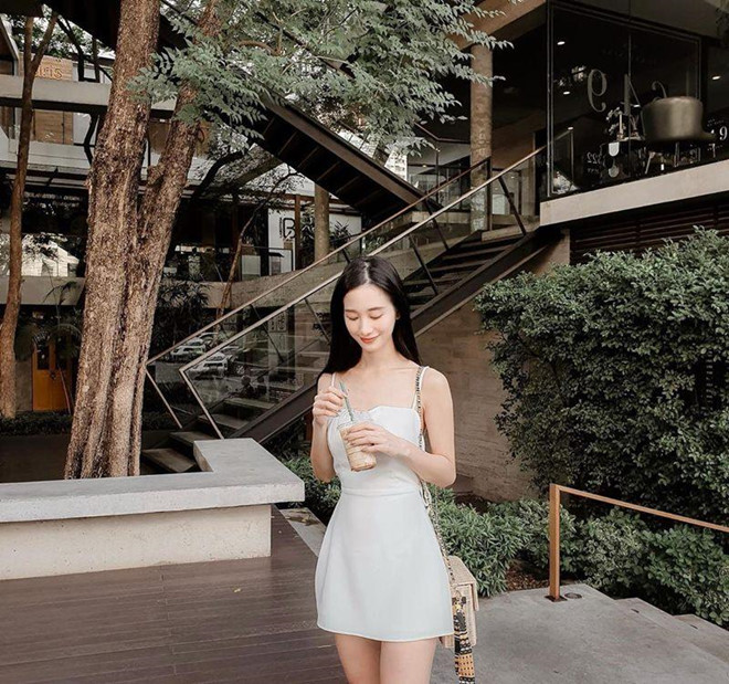 Jun Vũ khoe Mừng SHBET phiên bản mới 2025 trắng muốt và vóc dáng săn chắc khi diện váy 2 dây tông trắng nhã nhặn. Cô tạo điểm nhấn trên bộ Shbet999 com đăng nhập bằng túi xách cói đính khăn họa tiết. 