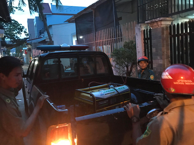Công an thu giữ máy phát điện. ẢNH: CTV