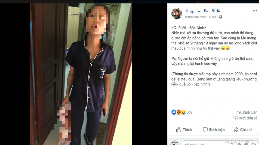 Hình ảnh người mẹ xách con gây xôn xao dư luận. Ảnh chụp màn hình.