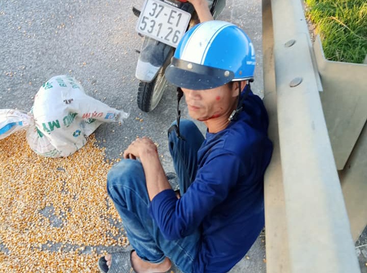 Người đàn ông bị ngã xe vì không may đi vào đoạn đường người dân phơi ngô.