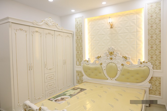 Giường ngủ, tủ quần áo mang phong cách cổ điển, được mạ vàng ở một số chi tiết.