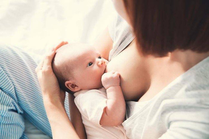 Khi con bú no không nên cho trẻ nằm ngay