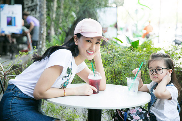 Maya vui vẻ khi làm mẹ đơn thân