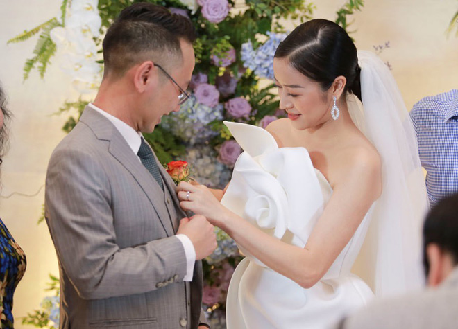 Phí Linh vốn là người kín tiếng, nên cô giấu kín chuyện tình cảm. Ông xã của nữ MC là Lê Hoàng Linh, Phó trưởng phòng VTV4 thuộc Đài Truyền hình Việt Nam.    