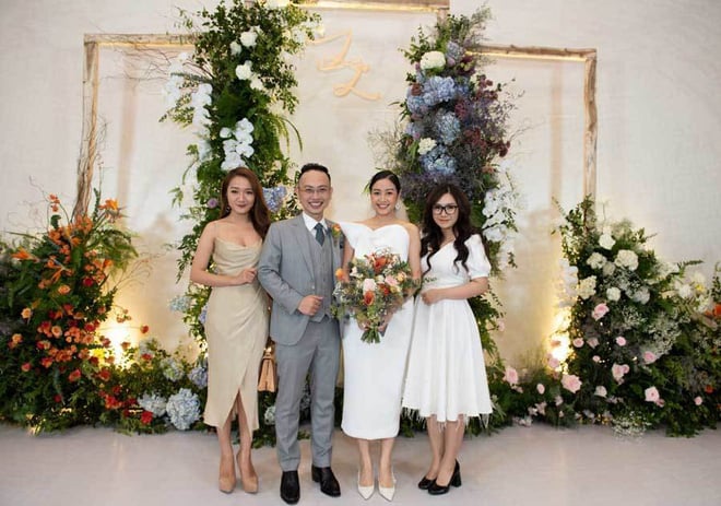 Bạn bè chúc phúc cho cô dâu chú rể.    