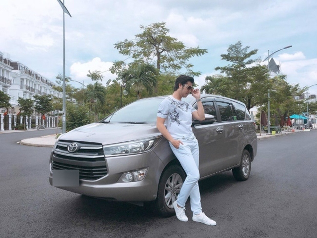 Tháng 3.2018, anh mạnh tay tậu một chiếc xế hộp thương hiệu Toyota làm phương tiện đi lại.  