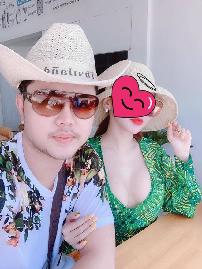 Nam người mẫu cũng có bạn gái mới, được đánh giá là xinh đẹp và gợi cảm.    
