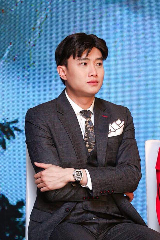 Quốc Trường cũng trải lòng về mối quan hệ giữa anh và bố ruột. Nam diễn viên cho biết từng trải qua quãng thời gian khó khăn về kinh tế nên không có nhiều khoảnh khắc vui vẻ như nhân vật Vũ với bố trong phim.