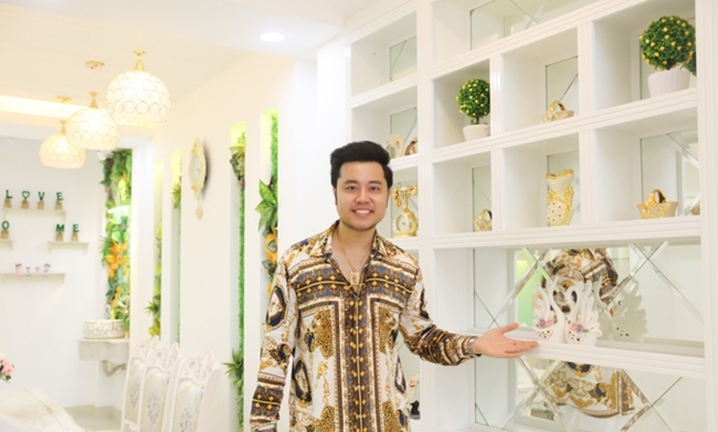Gam màu chủ đạo của căn nhà là trắng và vàng đồng toát lên sự sang trọng. Ở phòng khách, anh lắp kệ trang trí đặt những món đồ lưu niệm xinh xắn tạo cảm giác ấm cúng, sinh động.  