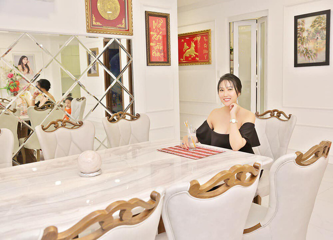 Phi Thanh Vân đã mua và ghép hai căn hộ liền kề thành một Penthouse có không gian rộng và thoáng gồm ba phòng ngủ.