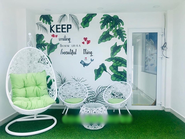 Tầng thượng được Vũ Hoàng Việt trang trí với màu trắng - xanh tạo cảm giác thoáng đãng, thoải mái. Đây là nơi anh lên thư giãn, ngắm cảnh từ trên cao.  